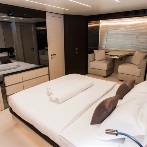 Azimut 72 master cabin